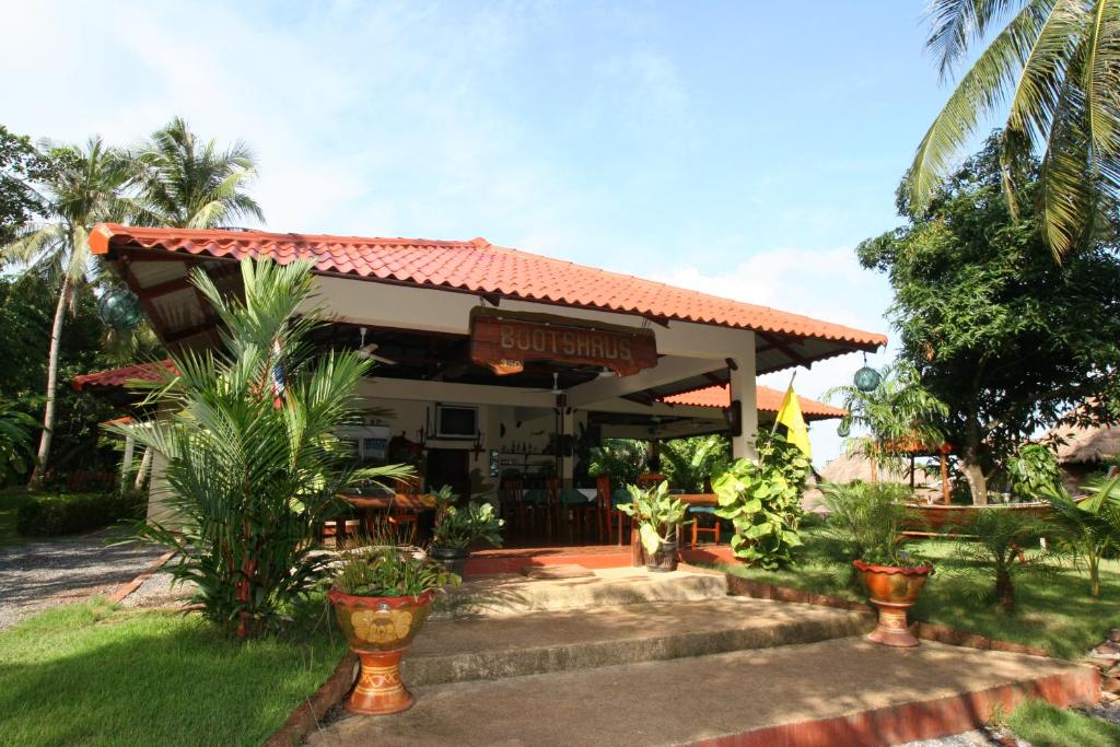een restaurant met een bord aan de voorzijde bij Bootshaus in Koh Lanta