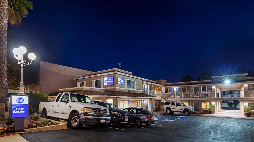 ein Parkplatz vor einem Hotel in der Nacht in der Unterkunft Best Western Poway/San Diego Hotel in Poway