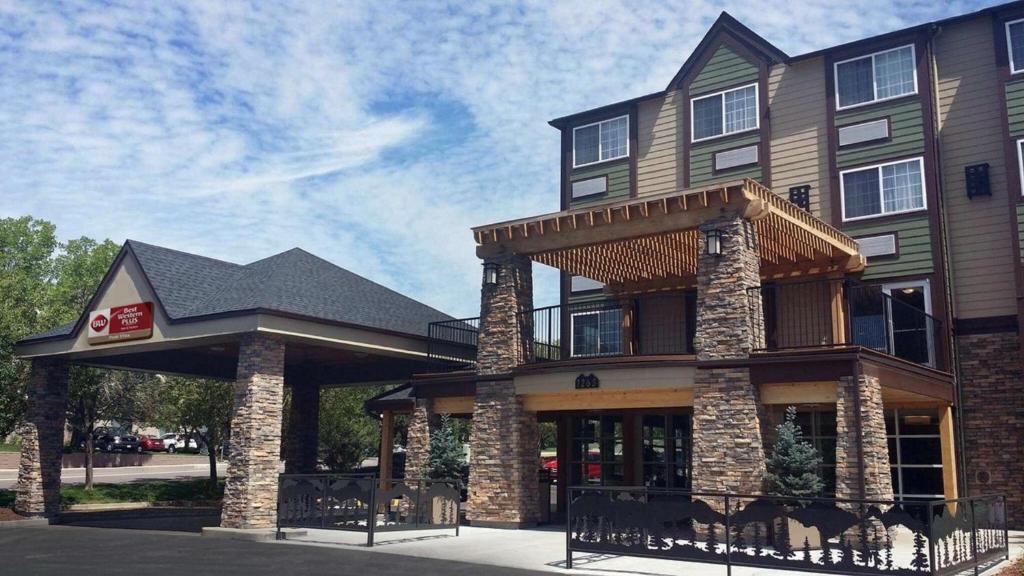 un grande edificio con un ristorante su una strada di Best Western Plus Peak Vista Inn & Suites a Colorado Springs