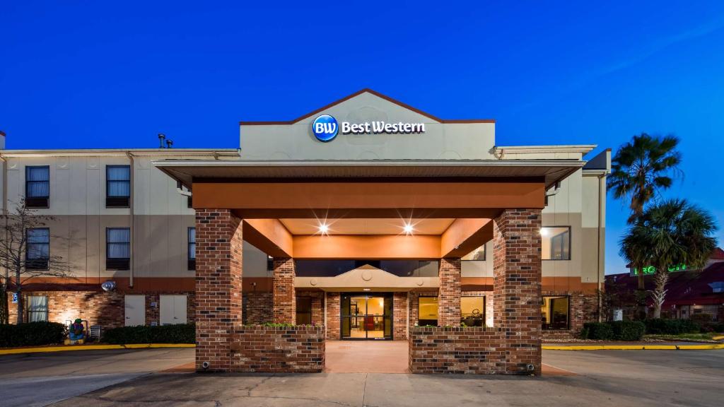 a building with a sign that reads best hospital at Best Western Rayne Inn in Rayne