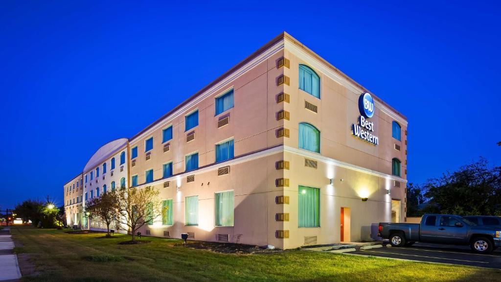 a hotel with a truck parked in front of it at Best Western Airport Inn & Suites Cleveland in Brook Park