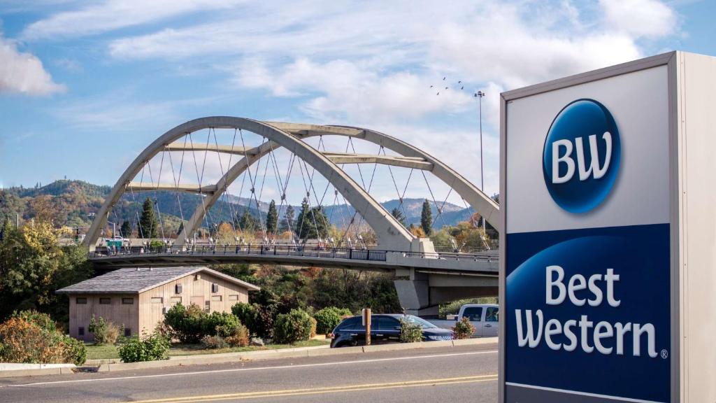 una señal de bmw frente a un puente en Best Western Inn at the Rogue en Rogue River