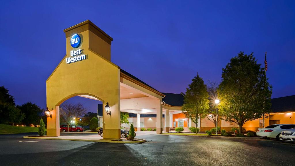 um hotel com uma placa na lateral de um edifício em Best Western Carlisle em Carlisle