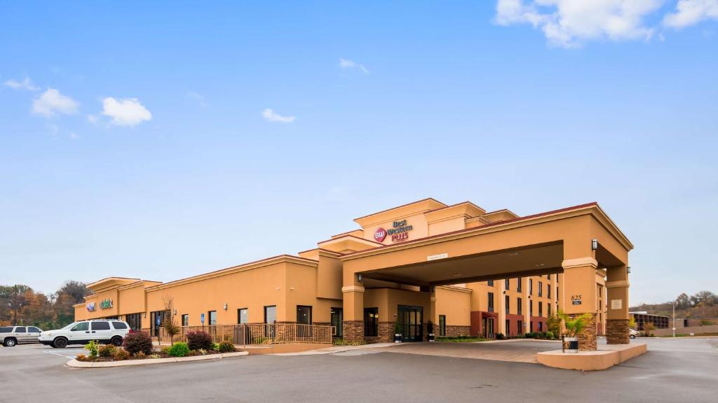 a large office building with a parking lot at Best Western Plus Sunrise Inn in Nashville