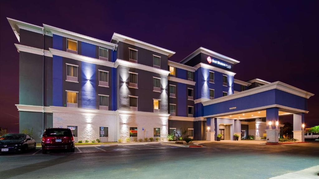 un hôtel avec une voiture garée sur un parking dans l'établissement Best Western Plus Laredo Inn & Suites, à Laredo