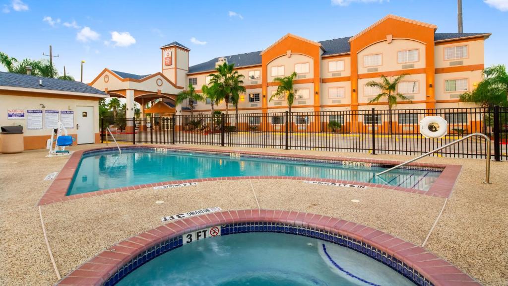 Bazén v ubytování Best Western Plus Houston Atascocita Inn & Suites nebo v jeho okolí