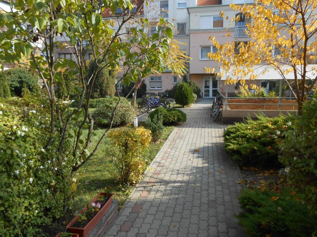 una pasarela frente a un edificio en Márti 3 Bedroom Apartment en Debrecen