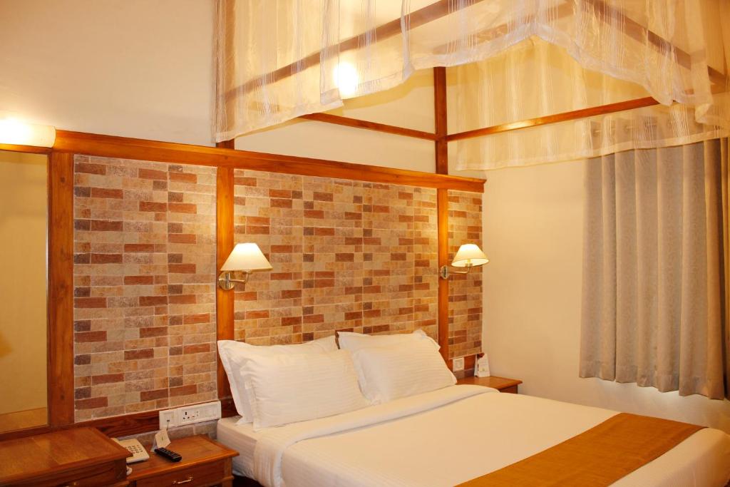 Postel nebo postele na pokoji v ubytování Kodai Resort Hotel, Kodaikanal