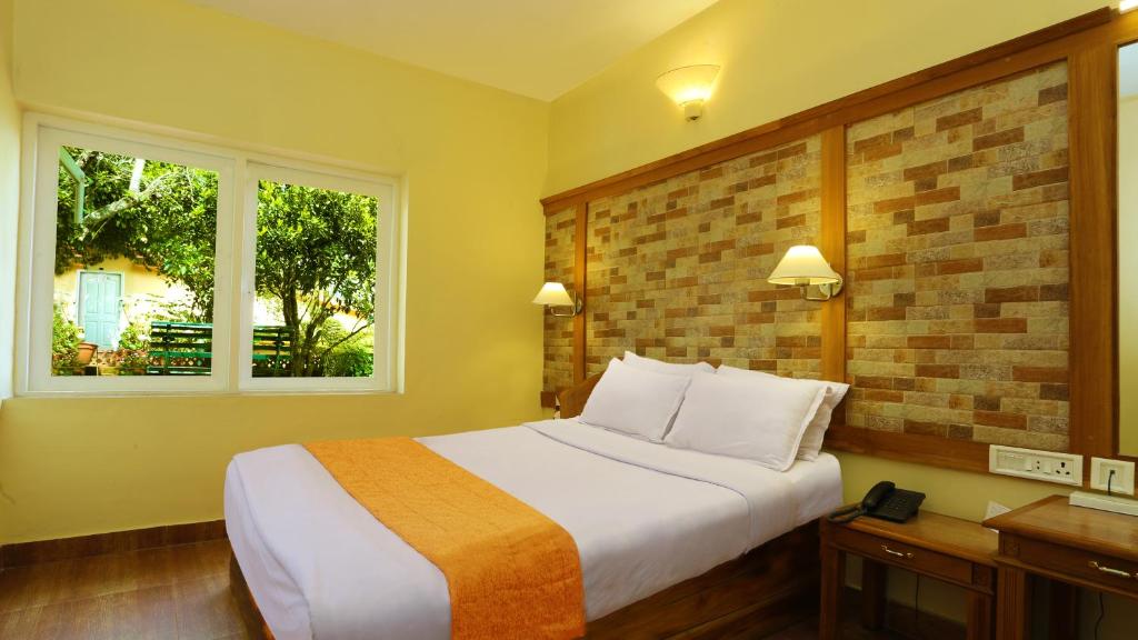 Postel nebo postele na pokoji v ubytování Kodai Resort Hotel, Kodaikanal