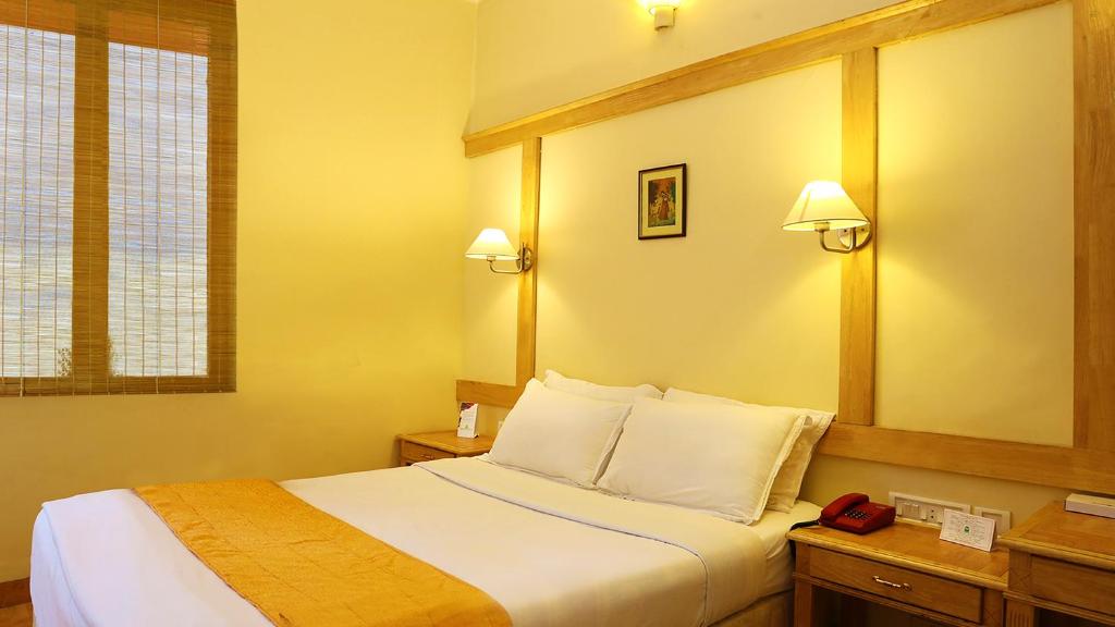 Postel nebo postele na pokoji v ubytování Kodai Resort Hotel, Kodaikanal