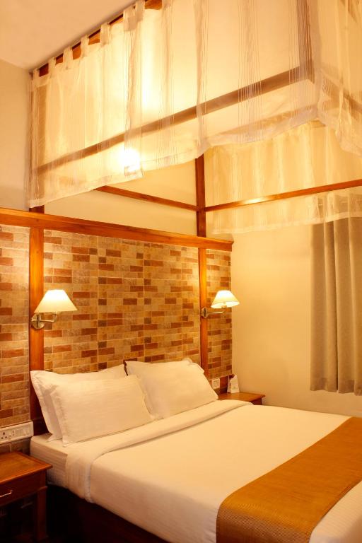 Postel nebo postele na pokoji v ubytování Kodai Resort Hotel, Kodaikanal