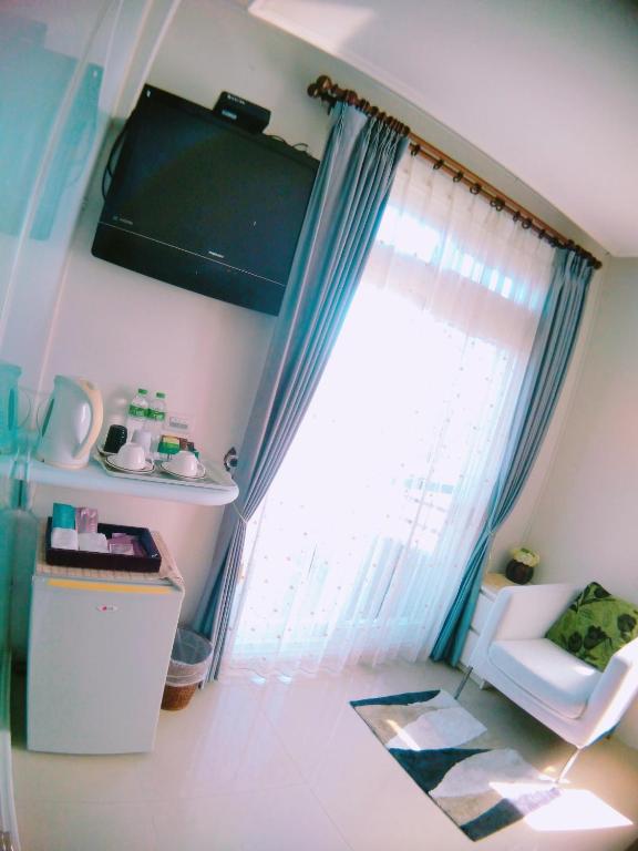 TV a/nebo společenská místnost v ubytování Riverside B&B