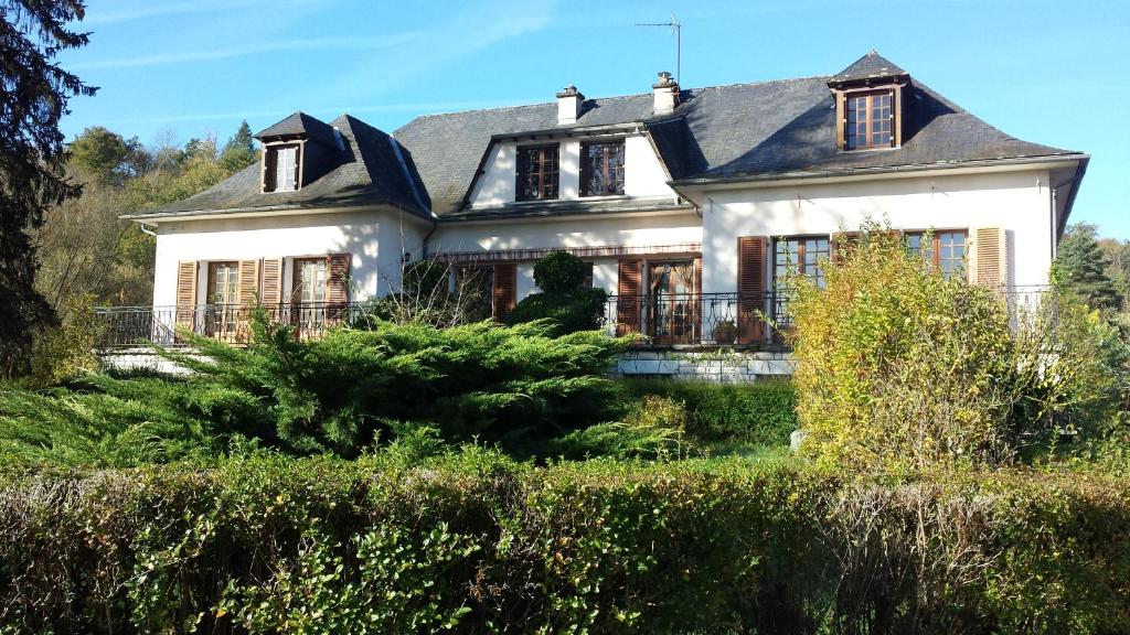 een groot wit huis met een zwart dak bij Le Curieux de Conques in Saint-Cyprien-sur-Dourdou