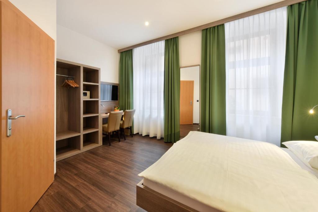 A bed or beds in a room at Hotel Lucia