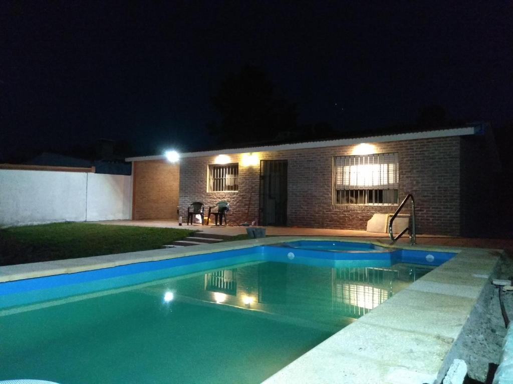 una piscina frente a una casa por la noche en Casa de descanso Costa Azul, en La Floresta