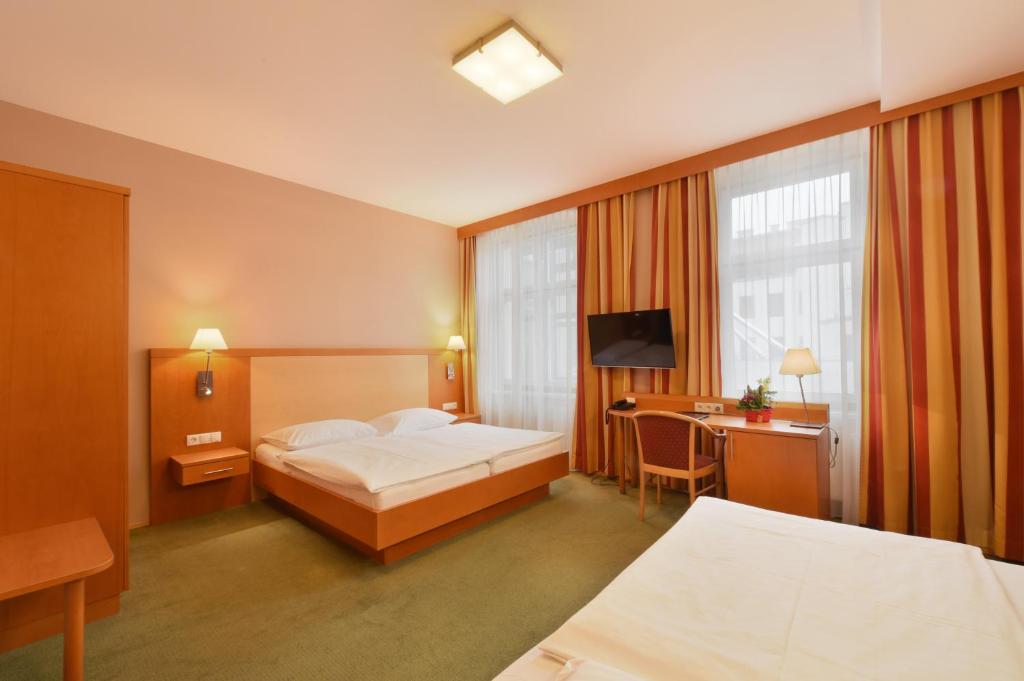 A bed or beds in a room at Hotel Lucia