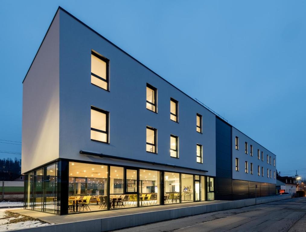 un bâtiment de bureau avec une façade bleue dans l'établissement Motel Grieskirchen superior, à Grieskirchen