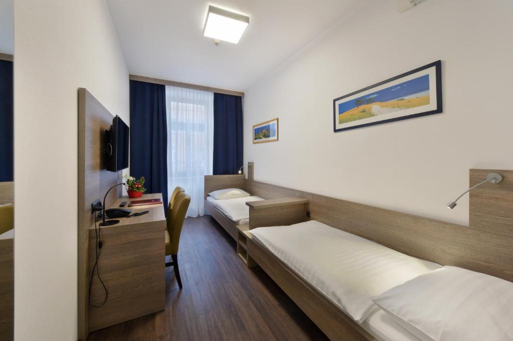 A television and/or entertainment centre at Hotel Lucia