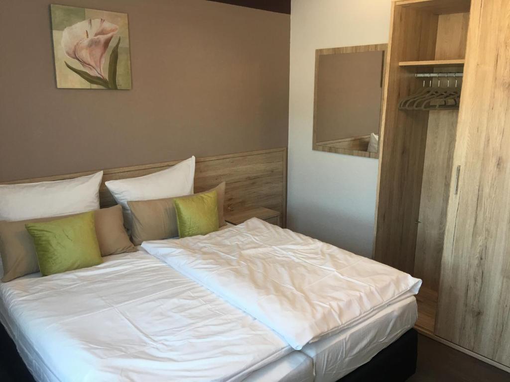 Postel nebo postele na pokoji v ubytování Hotel am Brünnchen