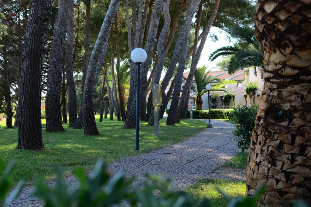 światło uliczne w parku z palmami w obiekcie Porto Kaleo Resort w mieście Steccato