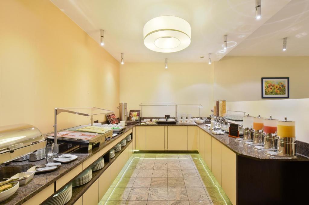 A kitchen or kitchenette at Hotel Lucia