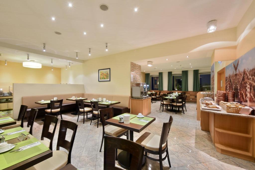 A restaurant or other place to eat at Hotel Lucia