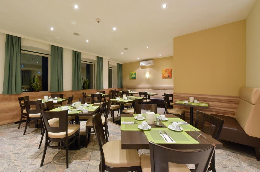 A restaurant or other place to eat at Hotel Lucia