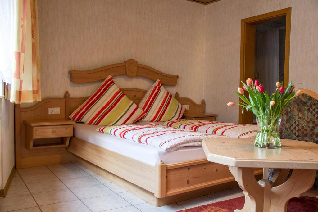 Postel nebo postele na pokoji v ubytování Hotel Garni Eckschänke
