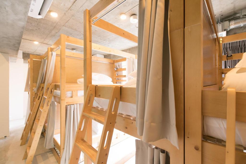 Palanda nebo palandy na pokoji v ubytování hostel DEN