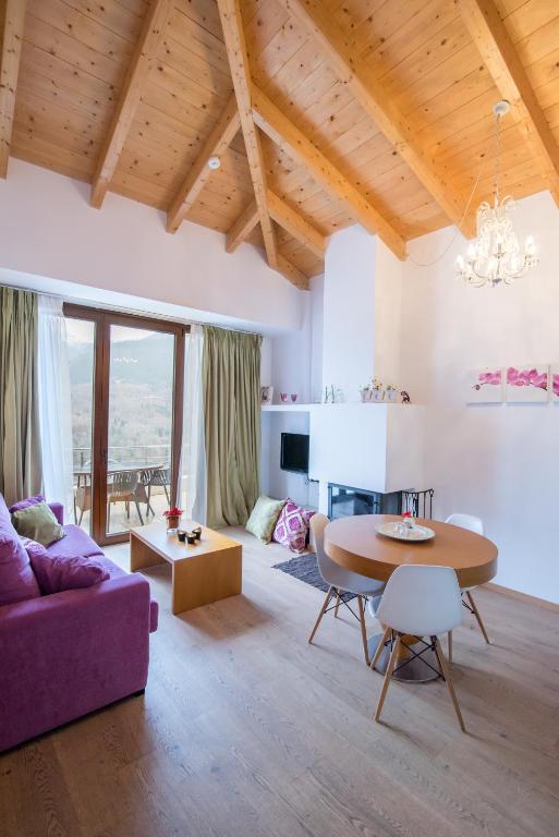 TV a/nebo společenská místnost v ubytování Forest Suites Boutique Hotel