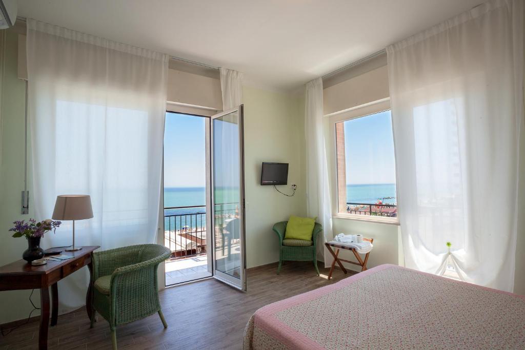 1 dormitorio con cama y vistas al océano en Hotel Bianchi Nicola, en Porto Recanati