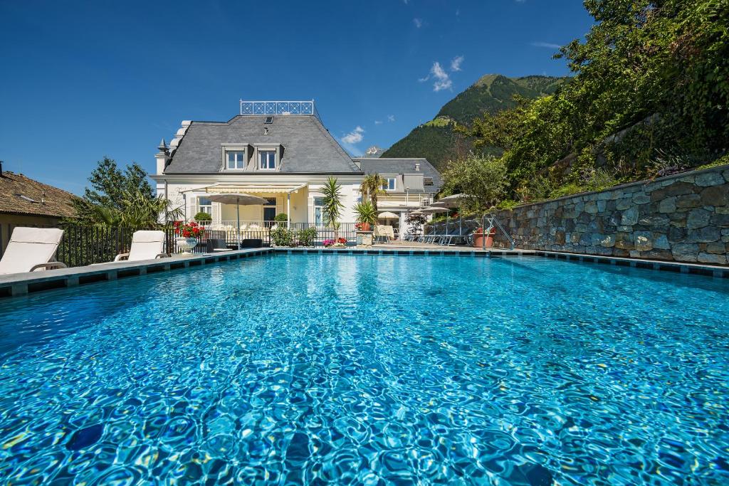 提洛洛的住宿－Villa Maria，房屋前的大型游泳池
