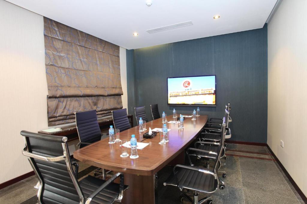TV a/nebo společenská místnost v ubytování Ramee Guestline Hotel