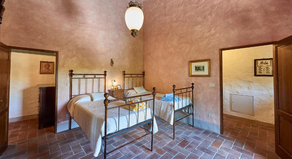 een slaapkamer met 2 bedden in een kamer bij La Ghiandaia Casa Vacanza in Lucolena in Chianti