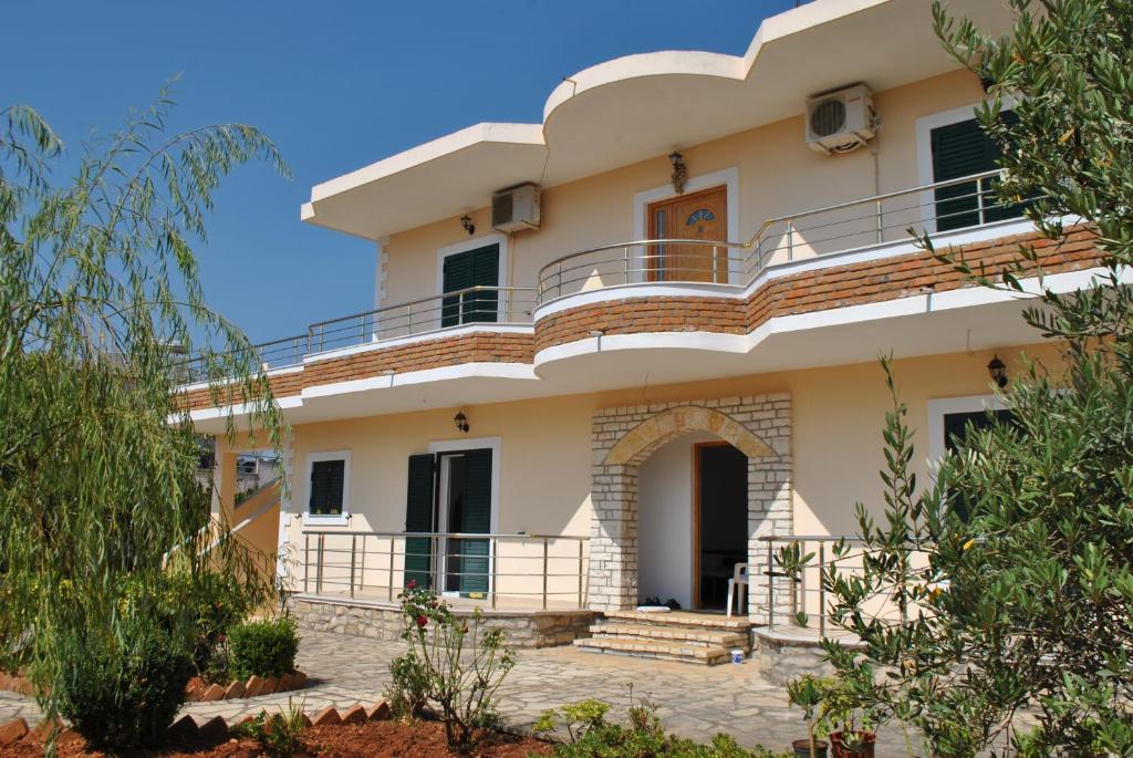 una casa con un balcone in cima di Villa Violeta a Ksamil