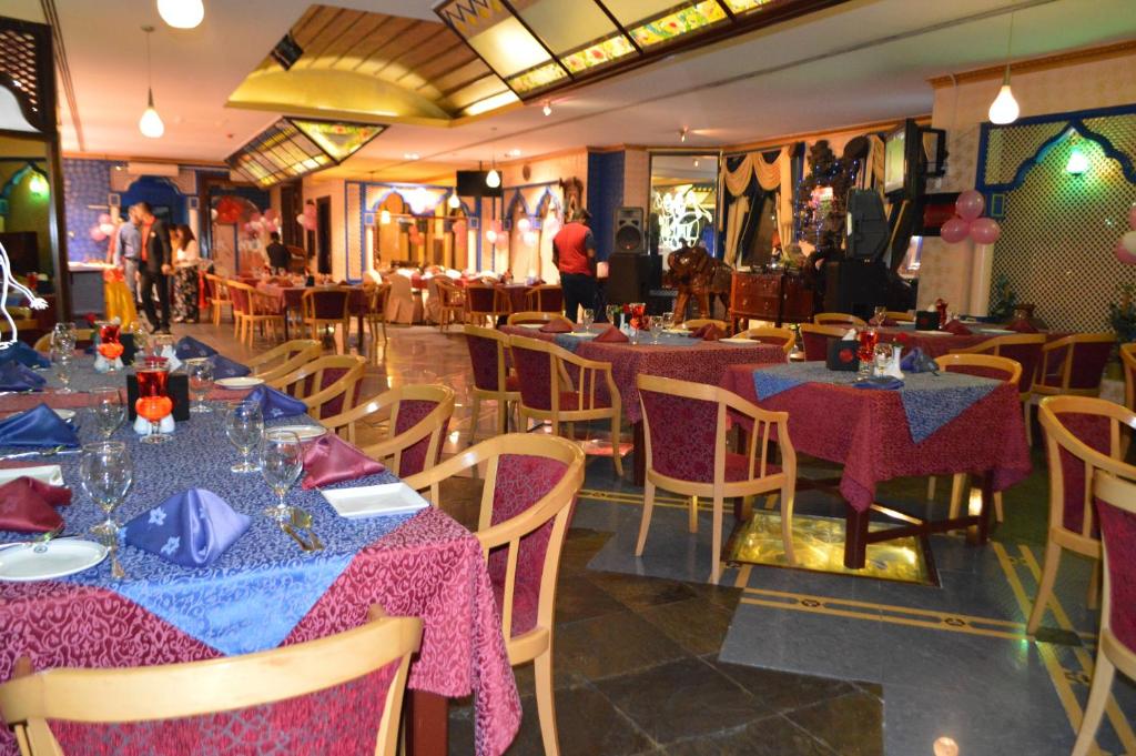 Restaurace v ubytování Ramee Guestline Hotel