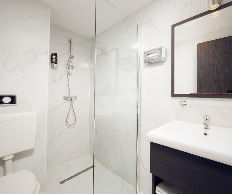 Koupelna v ubytování Belfort Hotel
