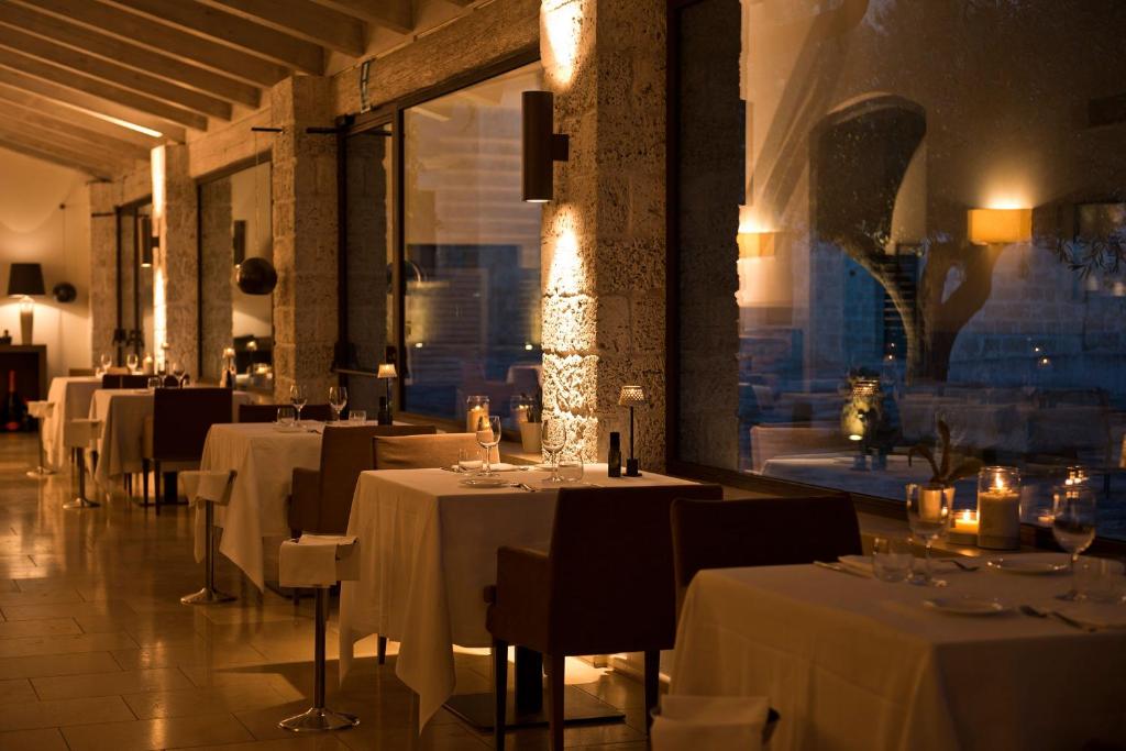 Reštaurácia alebo iné gastronomické zariadenie v ubytovaní Relais Histò San Pietro Sul Mar Piccolo