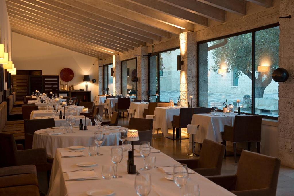 Reštaurácia alebo iné gastronomické zariadenie v ubytovaní Relais Histò San Pietro Sul Mar Piccolo