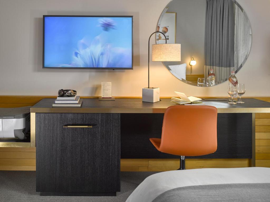 TV a/nebo společenská místnost v ubytování K+K Hotel Opera