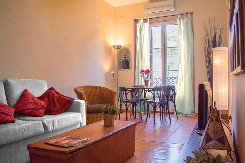 バルセロナにあるGaudi Apartment 2のリビングルーム(ソファ、テーブル付)