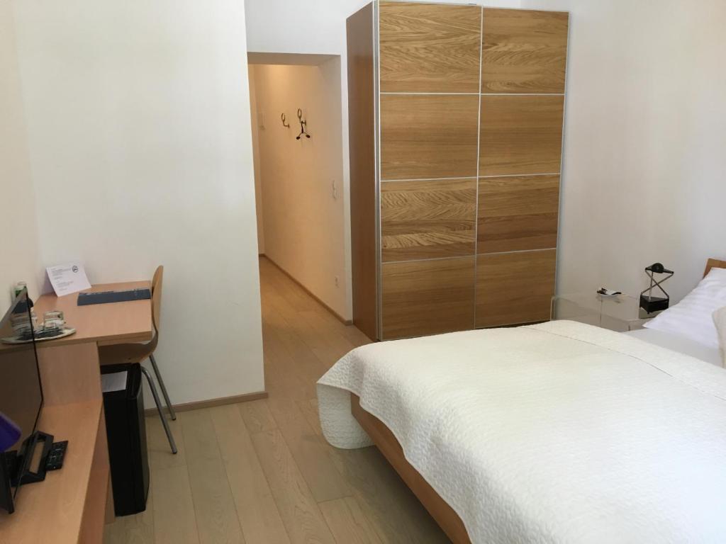 Postel nebo postele na pokoji v ubytování Hotel Wiener Kindl