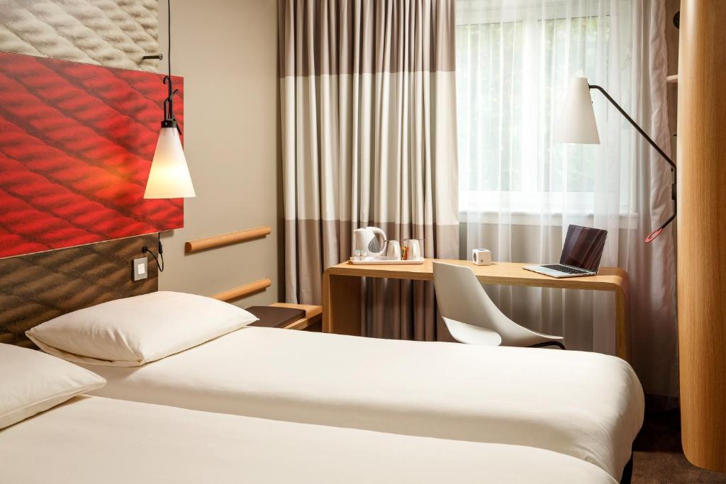 Postel nebo postele na pokoji v ubytování ibis Manchester Centre Princess Street