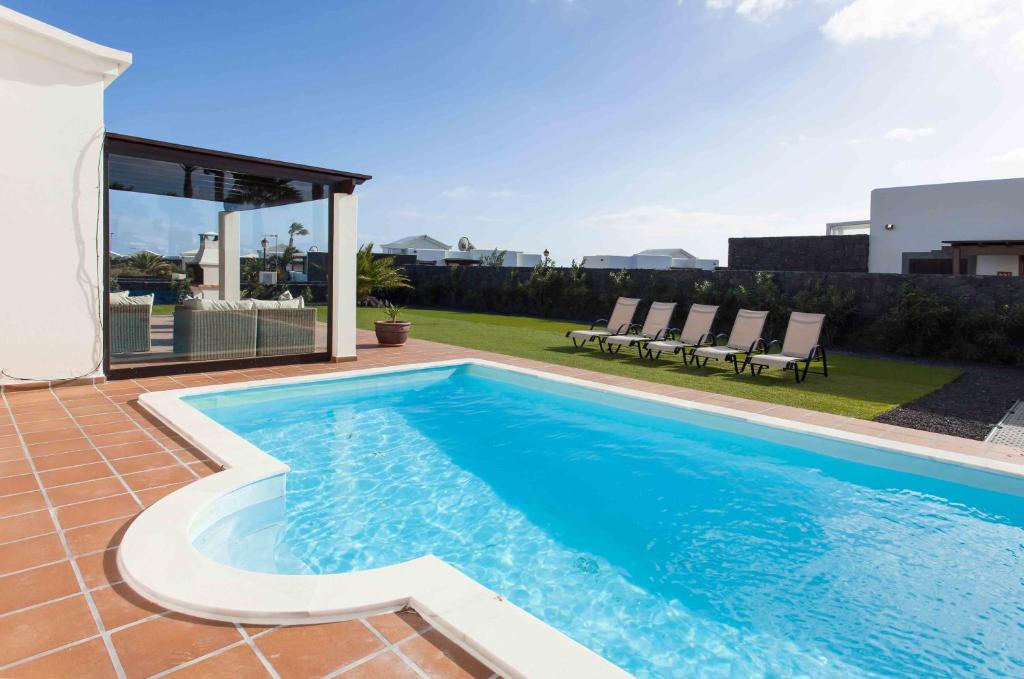 una piscina en el patio trasero de una casa en Hipoclub Villas, Zafiro 34 en Playa Blanca