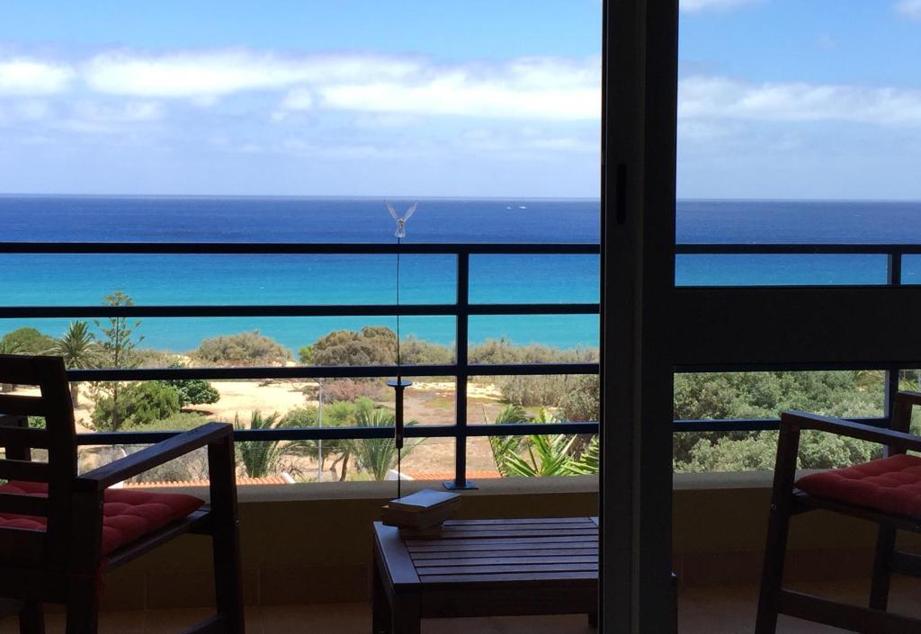 ポルト・サントにあるApartamento Bela Vistaの海の景色を望むバルコニーが備わる客室です。