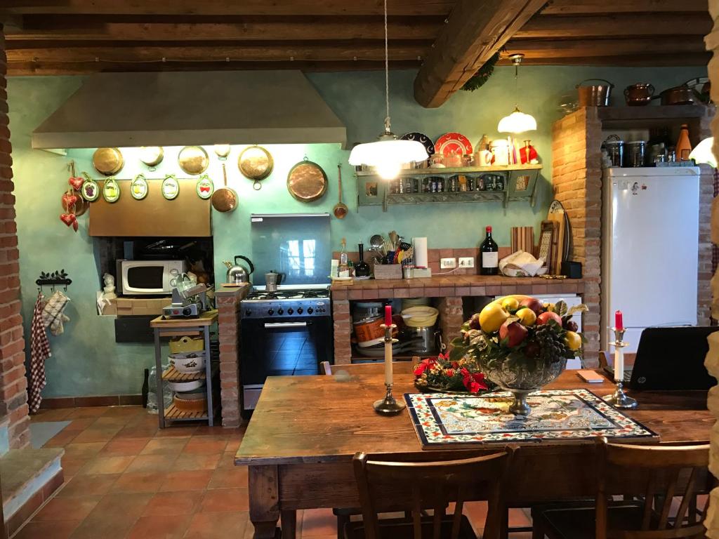 A kitchen or kitchenette at Casa Colli Piacentini