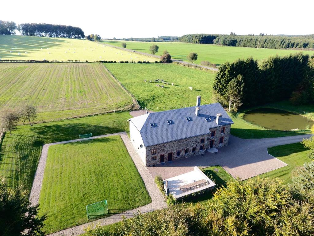 una vista aérea de una casa en un campo en Holiday Home in Gouvy Ardennes with Sauna, en Rogery