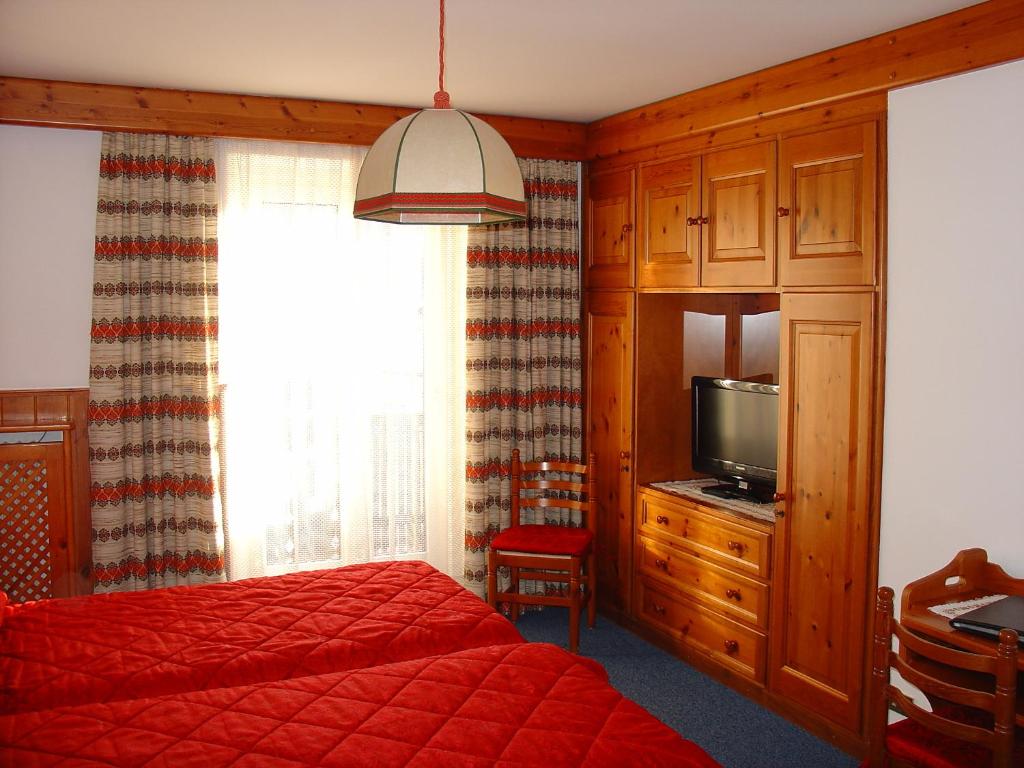 Telewizja i/lub zestaw kina domowego w obiekcie Hotel Columbia & Spa