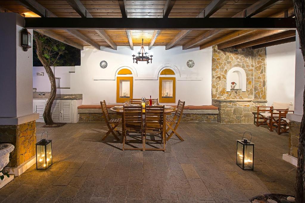A seating area at Beachfront Villa SeaShell Superior