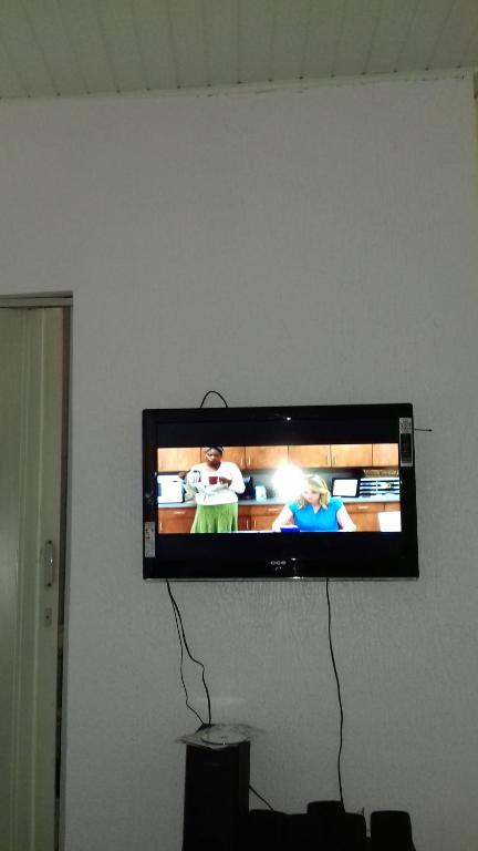 TV a/nebo společenská místnost v ubytování Expedito acomodações